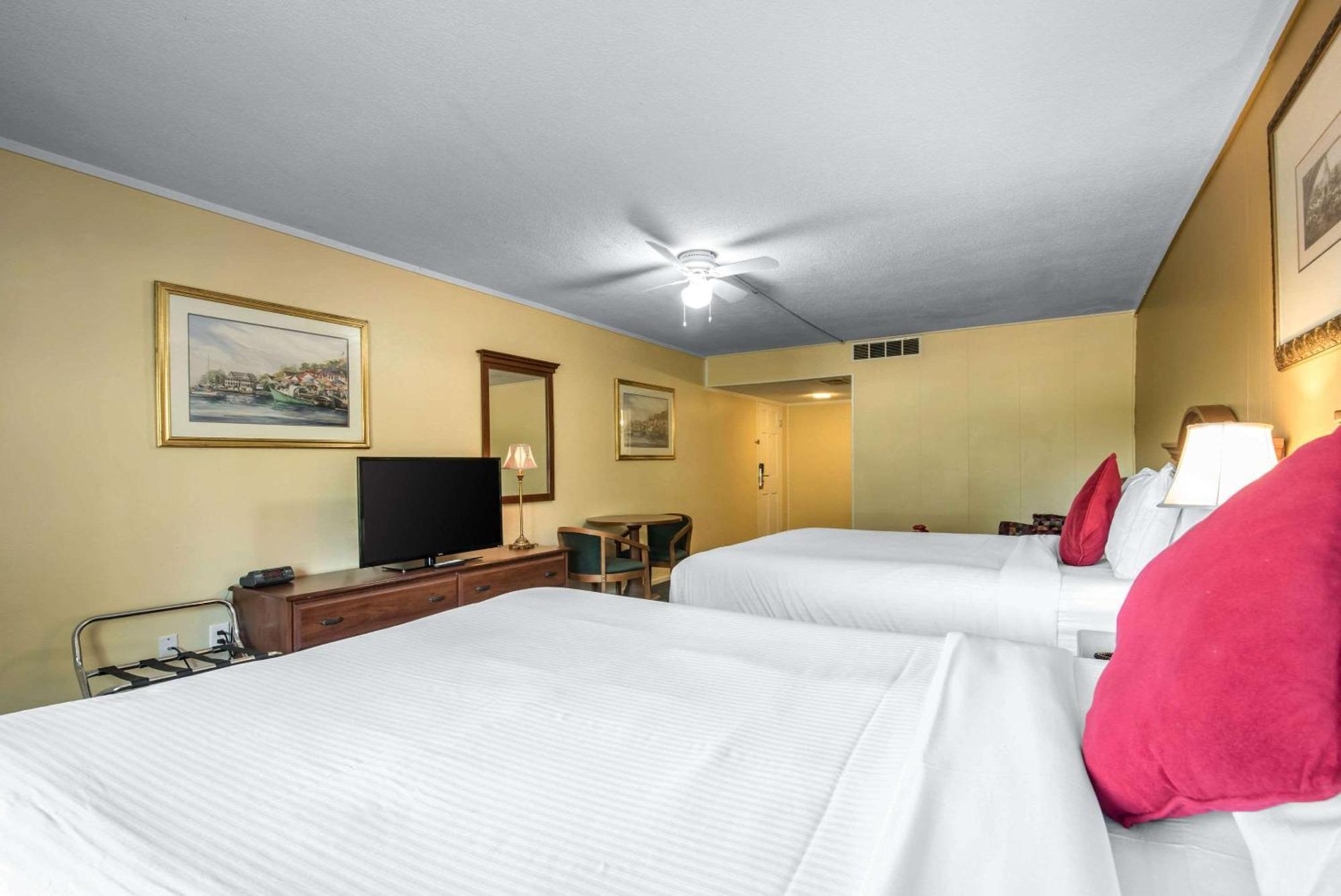 Tiltonlodge Inn & Suites Екстер'єр фото