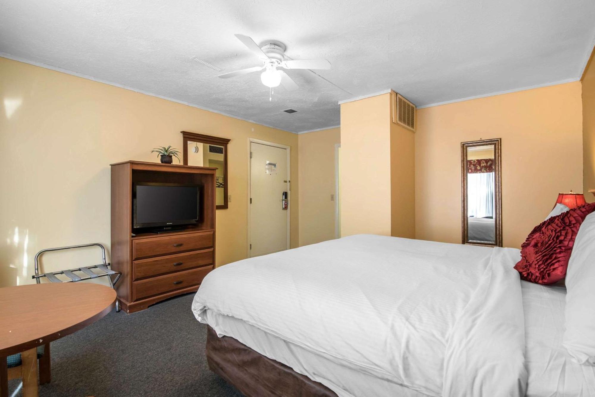 Tiltonlodge Inn & Suites Екстер'єр фото