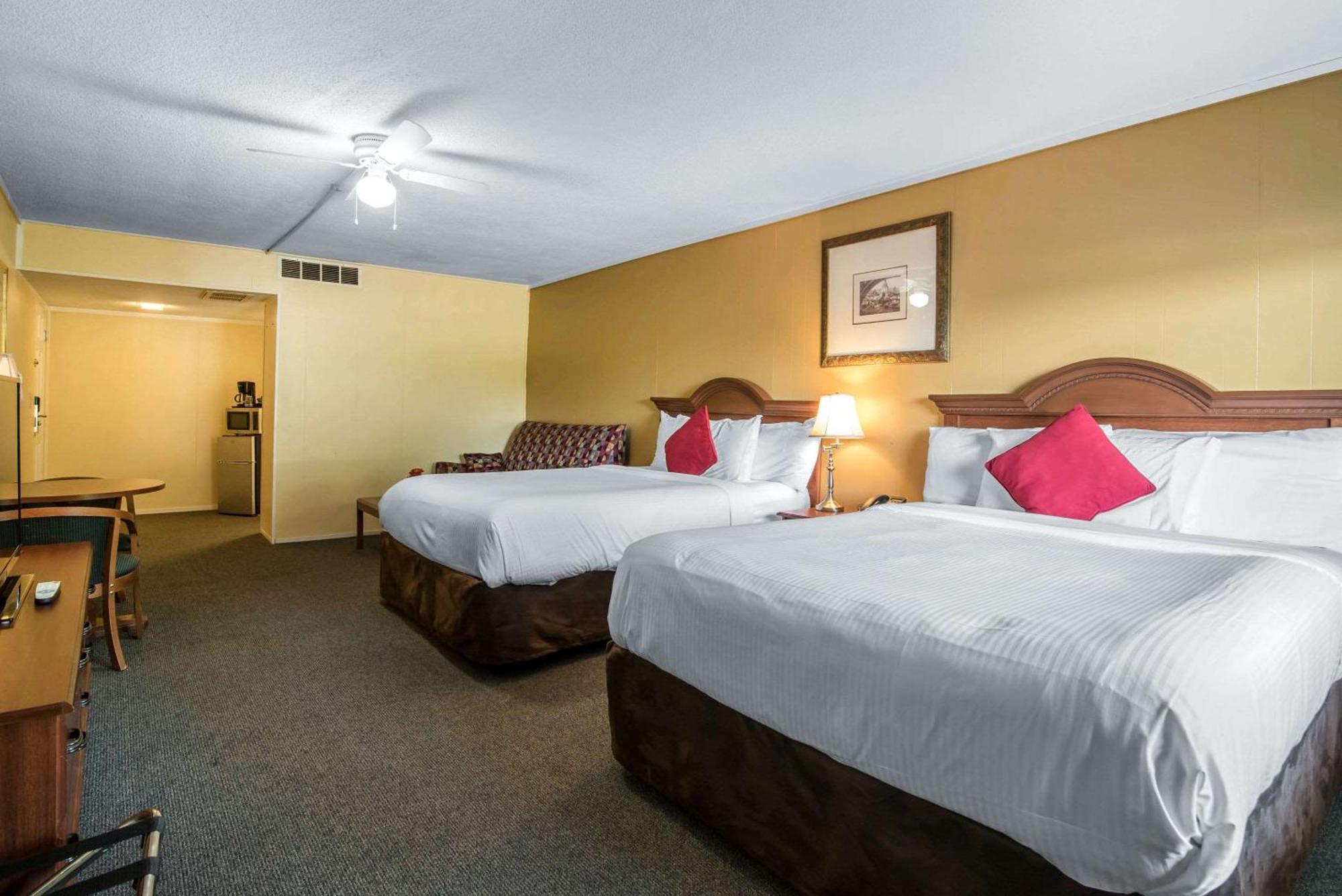 Tiltonlodge Inn & Suites Екстер'єр фото