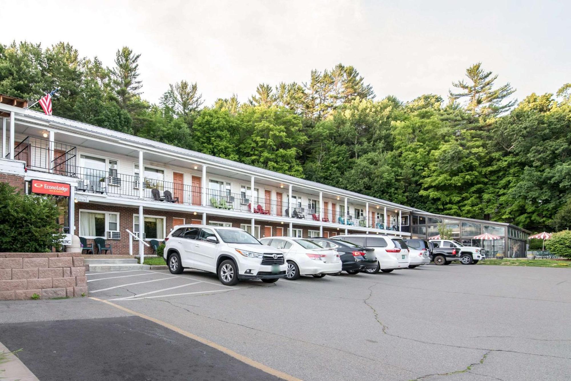 Tiltonlodge Inn & Suites Екстер'єр фото